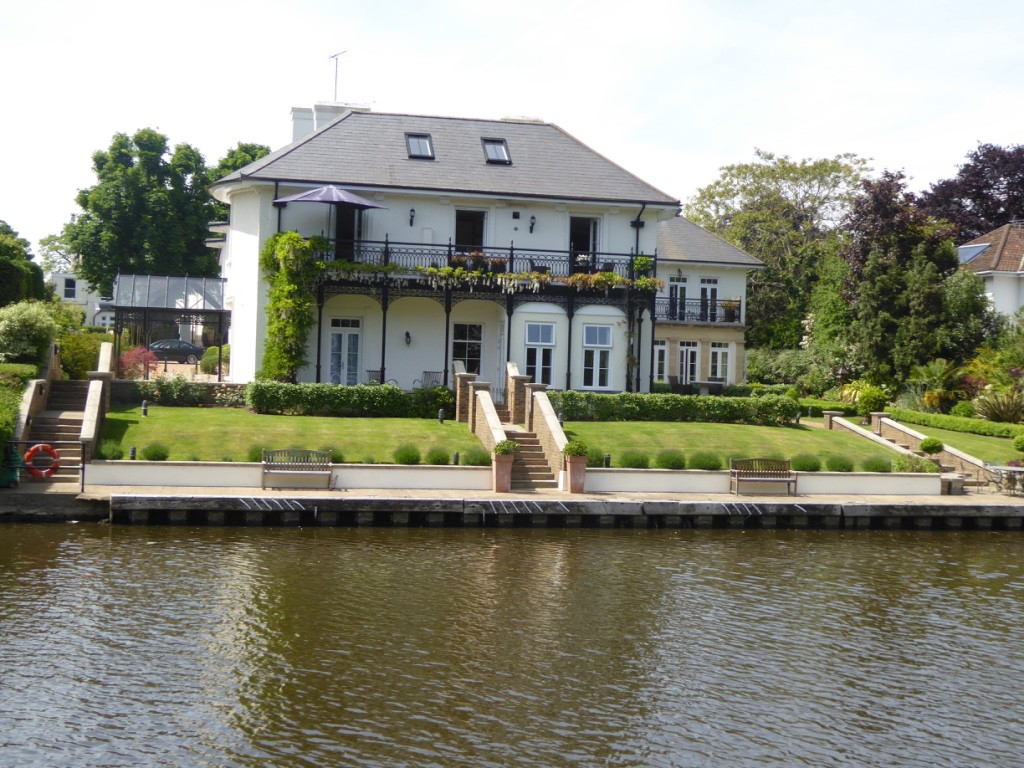 25 River Mansion Kingston