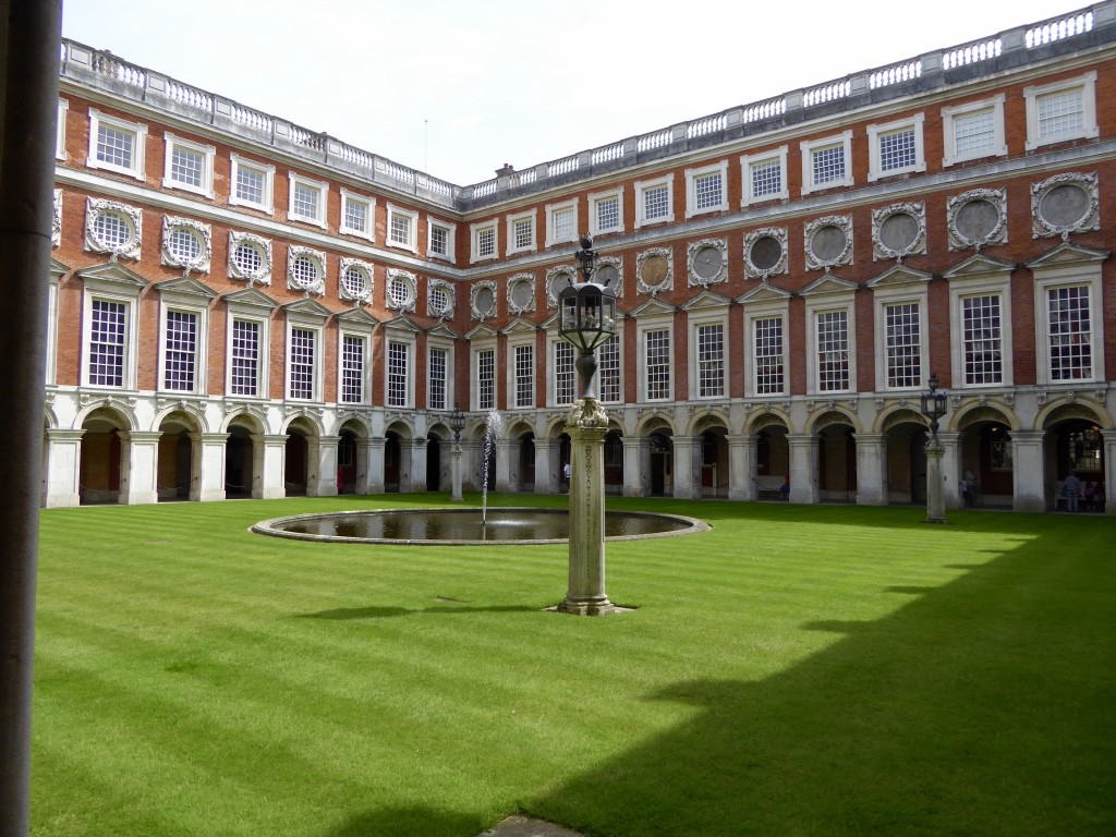 From William III's apartments we went down through the Fountain Courtyard to the gardens