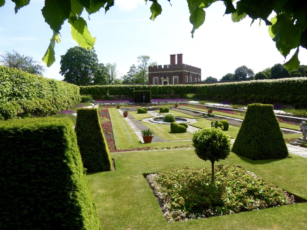 First Pond Garden seen from the other end with William's Eating House at the end